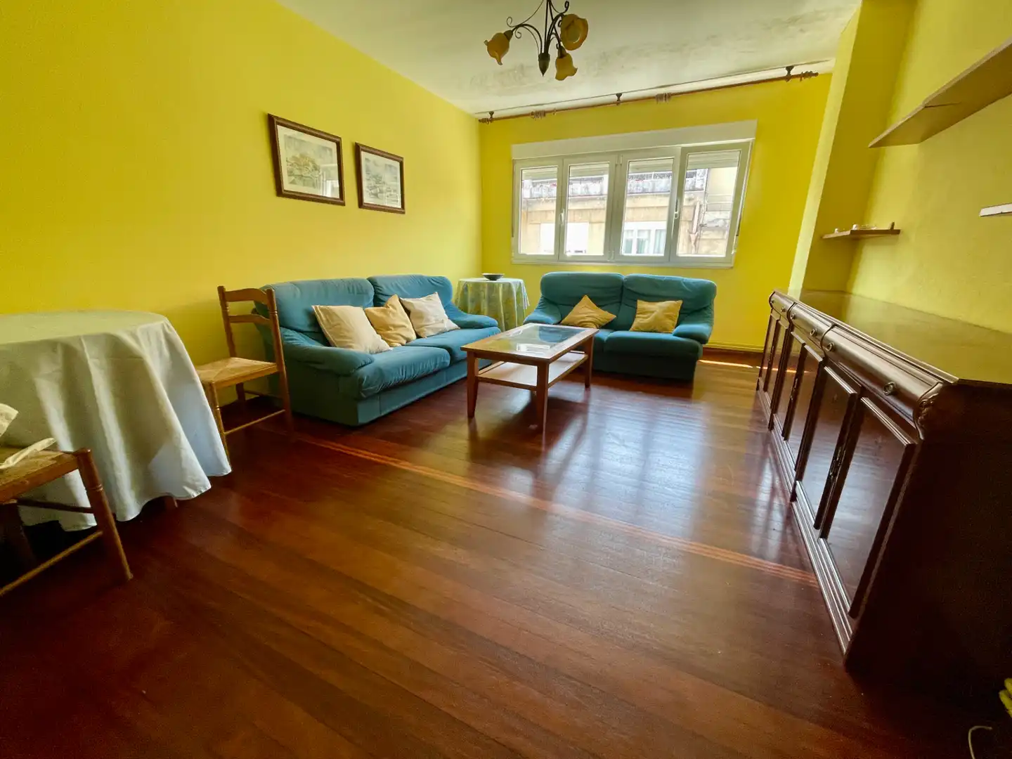 Sala d'estar de Pis de lloguer en Santiago de Compostela  amb Calefacció, Parquet i Moblat