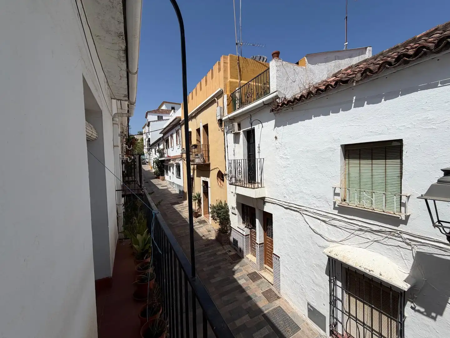 Vista exterior de Casa adosada en venda en Marbella amb Terrassa, Moblat i Balcó