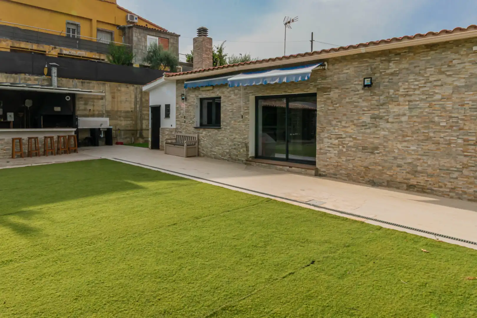 Vista exterior de Casa o xalet en venda en Terrassa amb Aire condicionat, Calefacció i Jardí privat