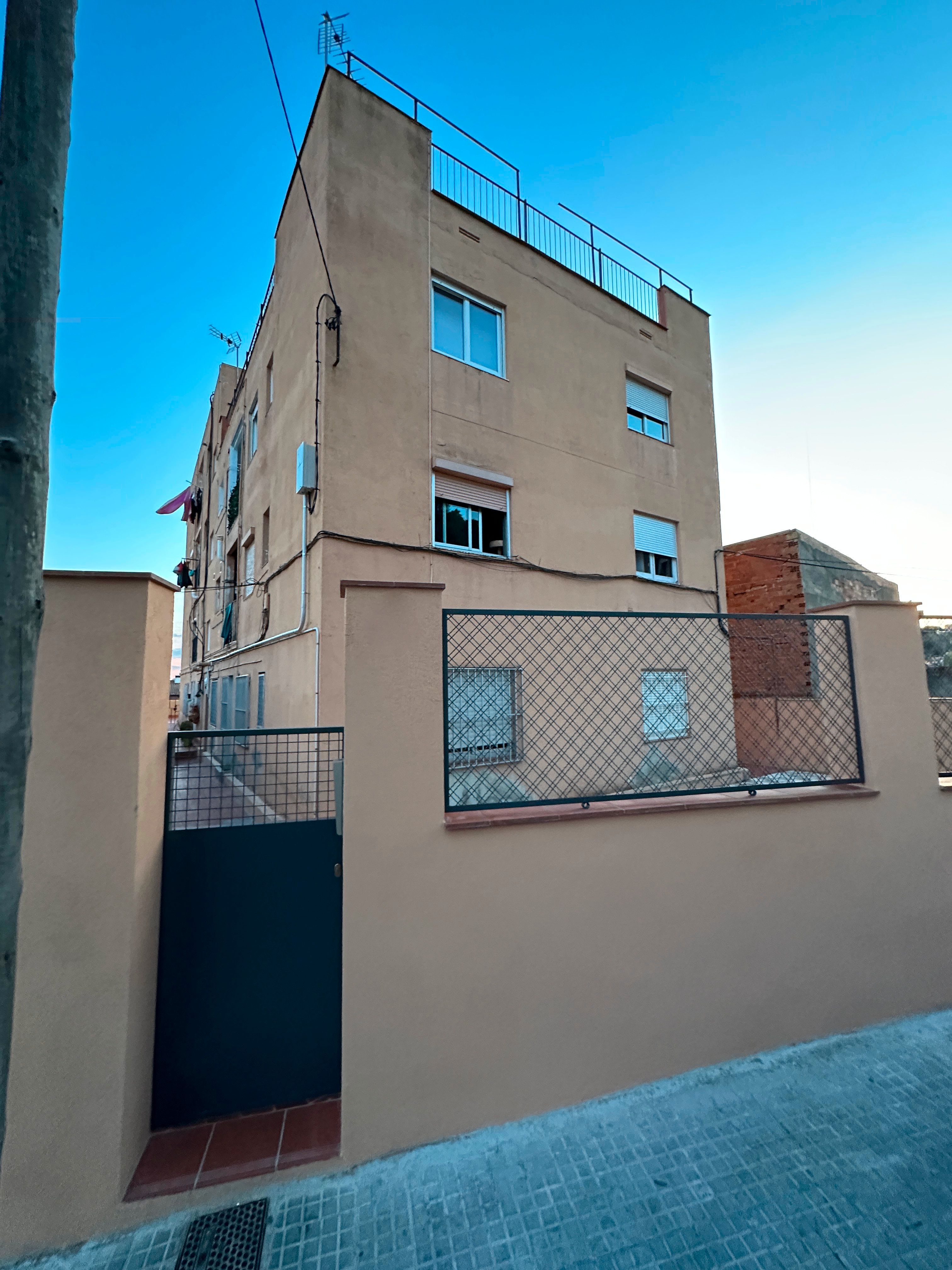 Exterior view of Flat for sale in Santa Coloma de Gramenet  with Terrace and Balcony