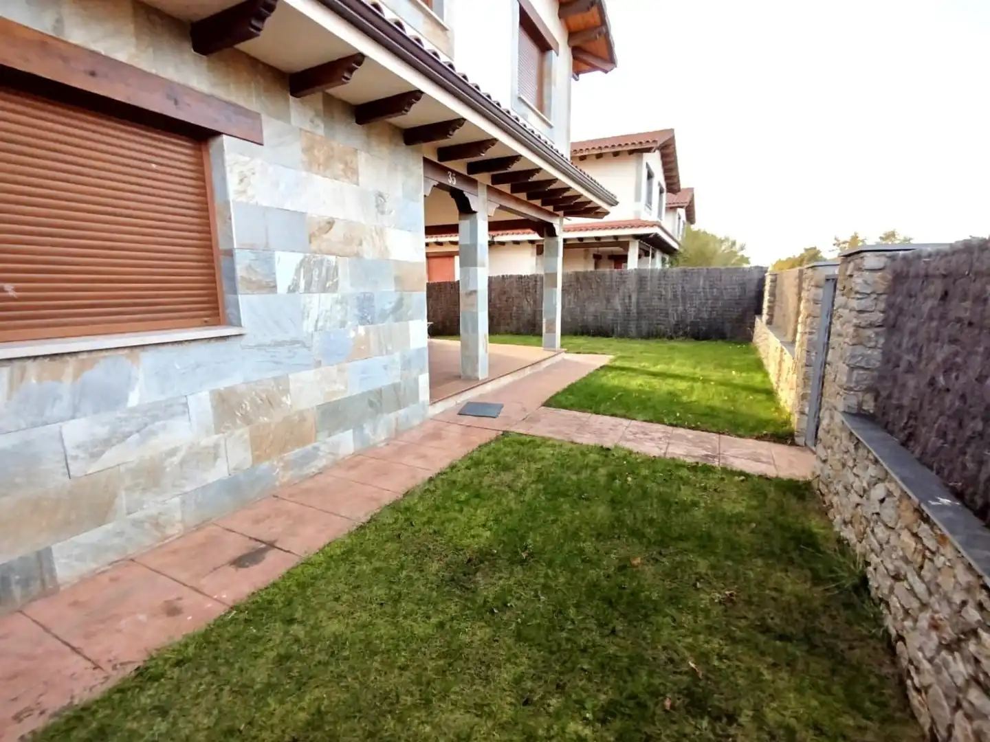 Jardín de Casa adosada en venta en Valverde de la Virgen con Calefacción, Jardín privado y Parquet