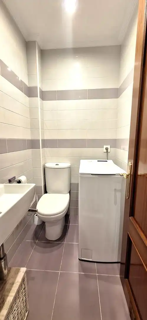 Bathroom of Flat for rent in Gijón   with Heating, Terrace and Swimming Pool