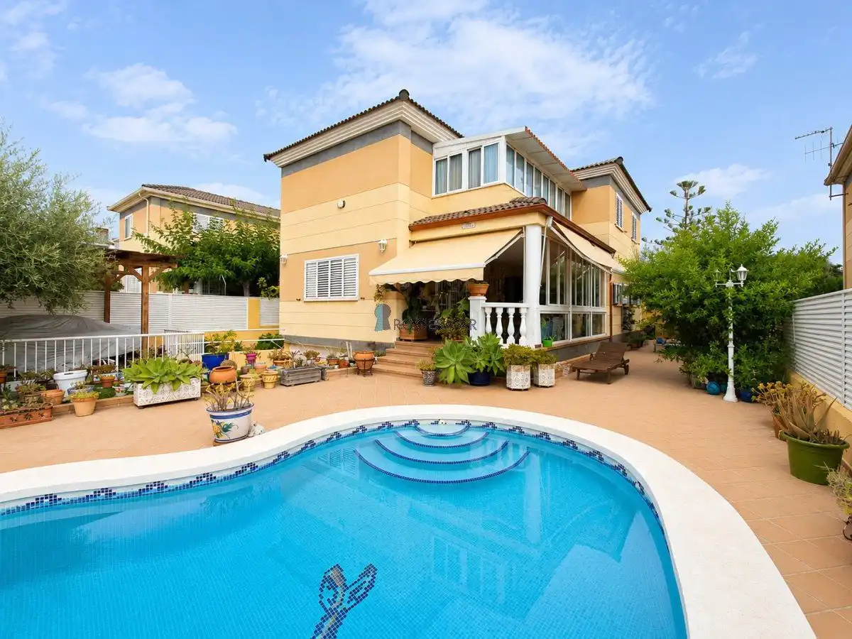 Vista exterior de Casa o xalet en venda en Benicasim / Benicàssim amb Aire condicionat, Jardí privat i Terrassa
