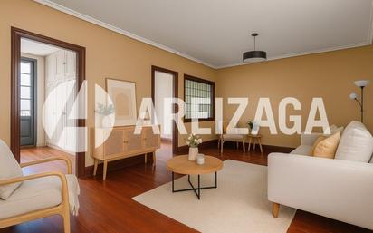 Sala d'estar de Pis en venda en Donostia - San Sebastián  amb Parquet i Balcó
