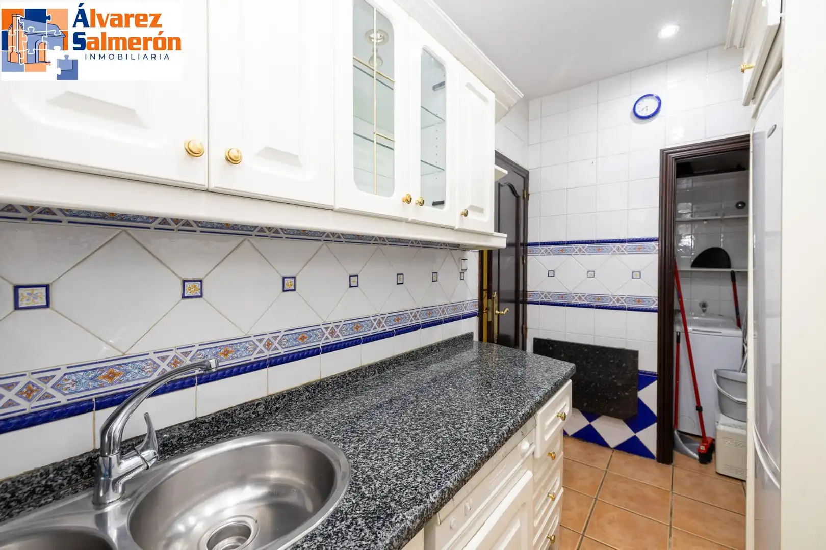 Kitchen of Flat for sale in Granada