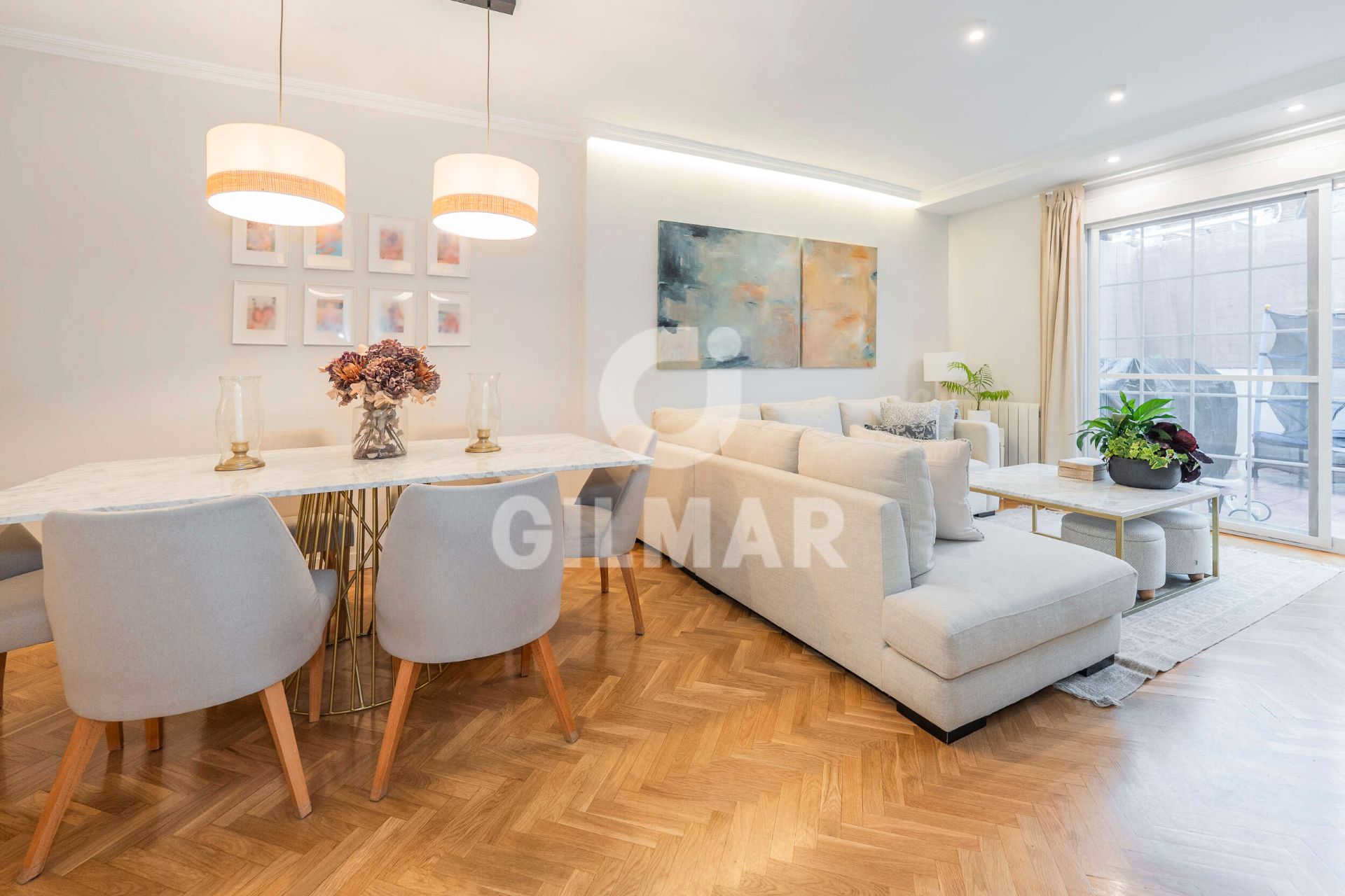 Sala d'estar de Casa adosada en venda en La Moraleja amb Aire condicionat, Calefacció i Jardí privat