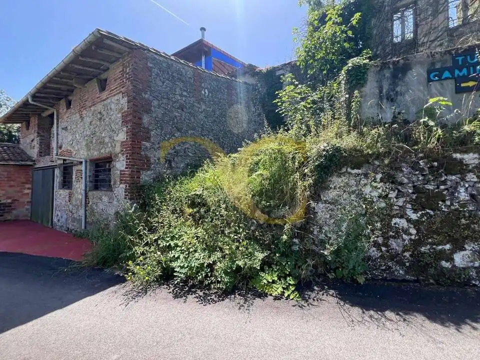 Vista exterior de Casa adosada en venda en Llanes amb Jardí privat