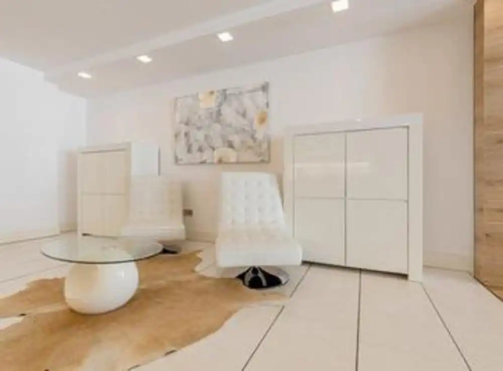 Wohnzimmer von Erdgeschoss zur Miete in Marbella mit Klimaanlage, Privatgarten und Terrasse