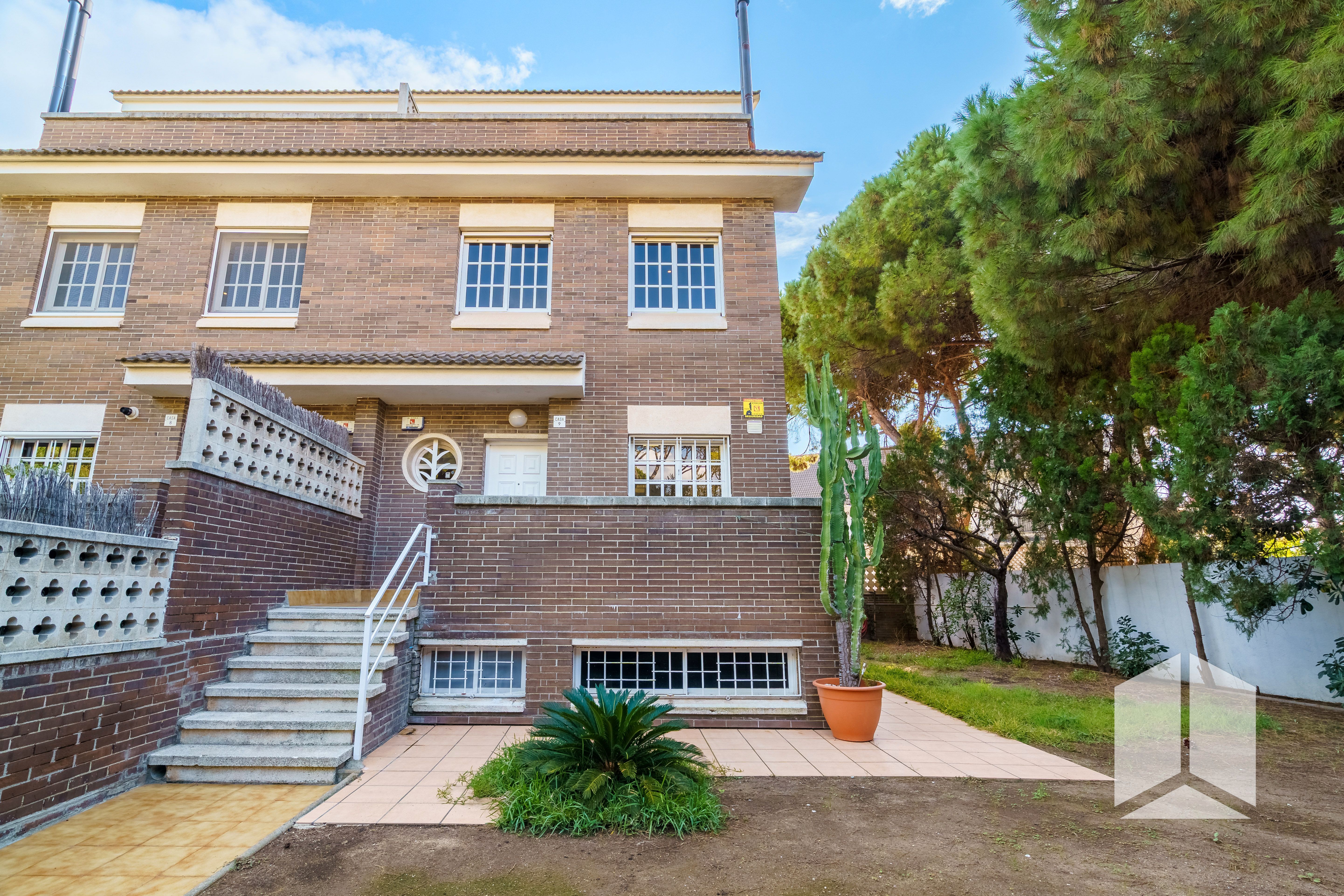 Vista exterior de Casa adosada en venda en Castelldefels amb Aire condicionat, Calefacció i Terrassa