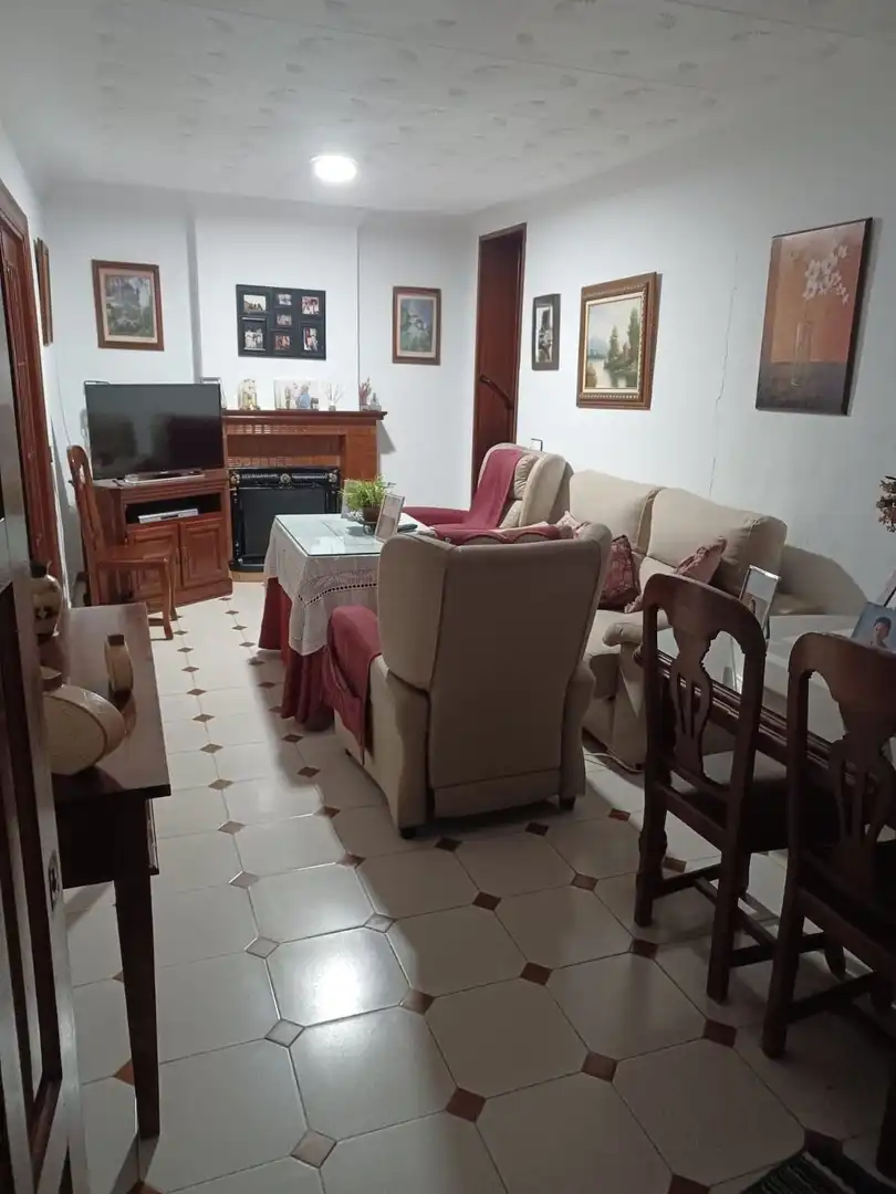 Sala d'estar de Casa adosada en venda en San Martín del Tesorillo amb Aire condicionat, Jardí privat i Terrassa