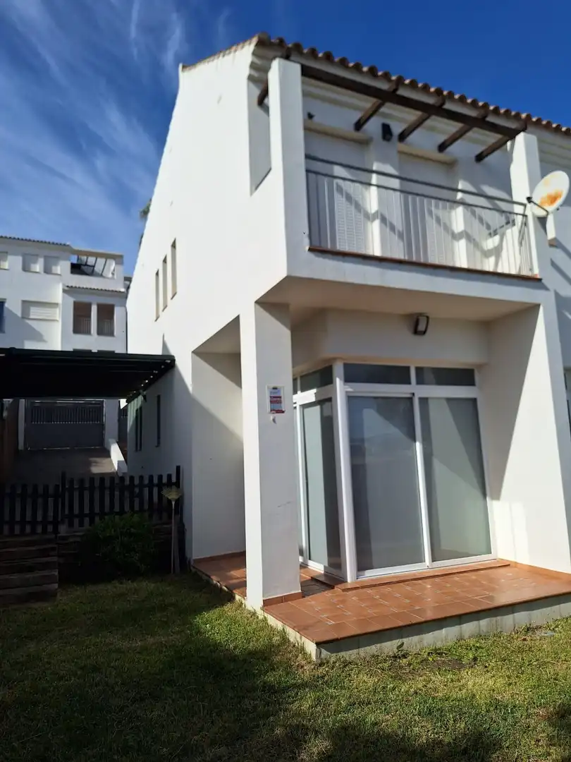 Außenansicht von Einfamilien-Reihenhaus zum Verkauf in Manilva mit Klimaanlage, Heizung und Privatgarten
