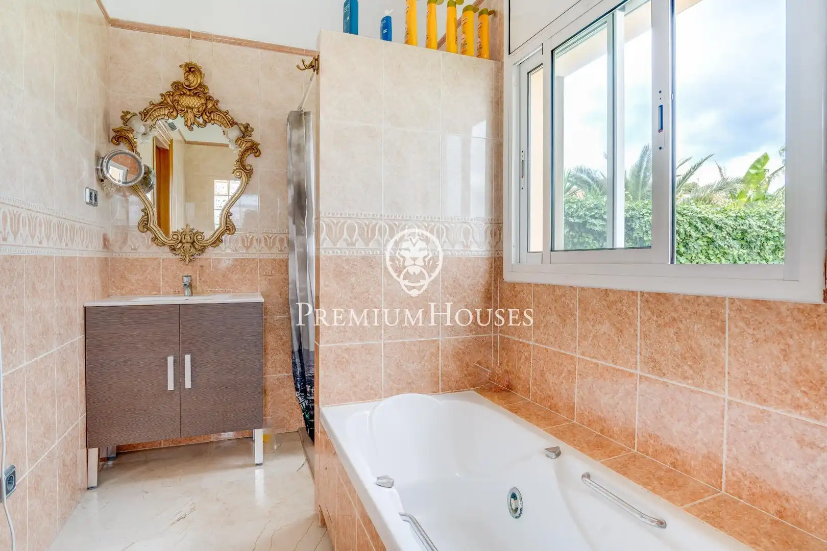 Baño de Casa o chalet en venta en Vilanova i la Geltrú con Aire acondicionado, Calefacción y Jardín privado