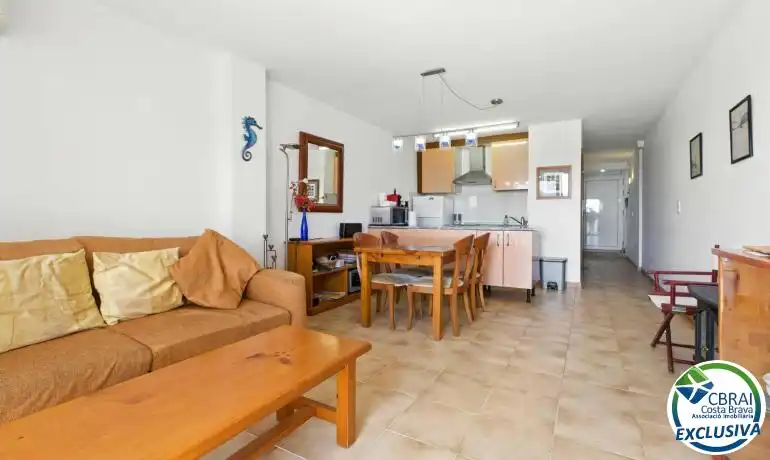 Vista exterior de Àtic en venda en Empuriabrava amb Calefacció, Jardí privat i Moblat