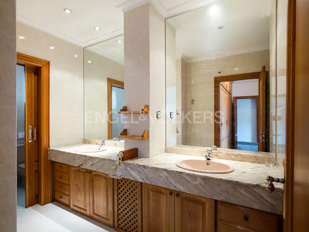 Bathroom of Flat for sale in Valencia  with Air Conditioner, Heating and Balcony