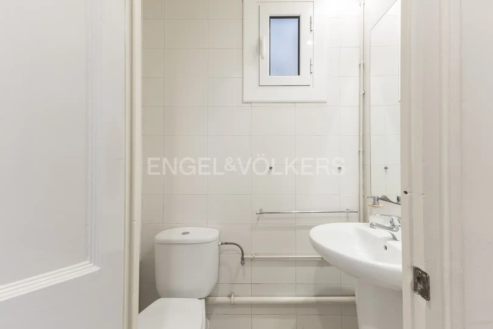 Bathroom of Flat for rent in Barcelona  with Air Conditioner, Heating and Balcony