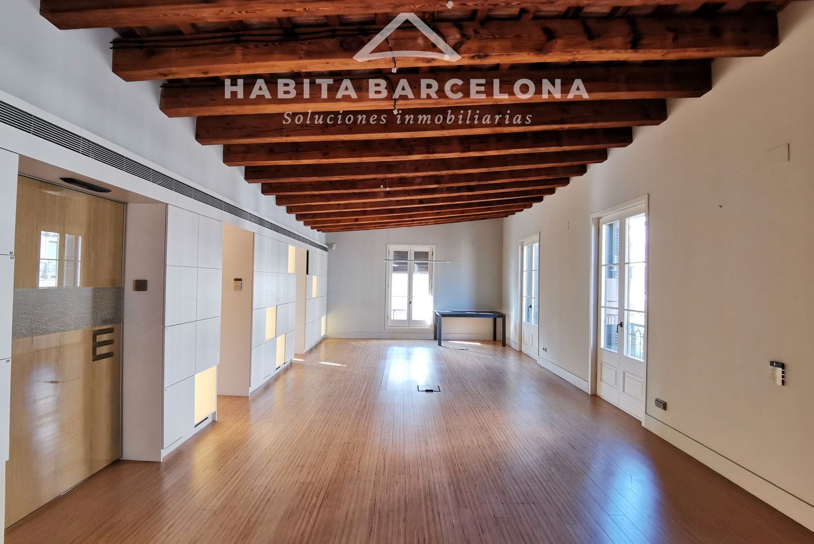 Exterior view of Office to rent in  Barcelona Capital  with Air Conditioner, Heating and Balcony