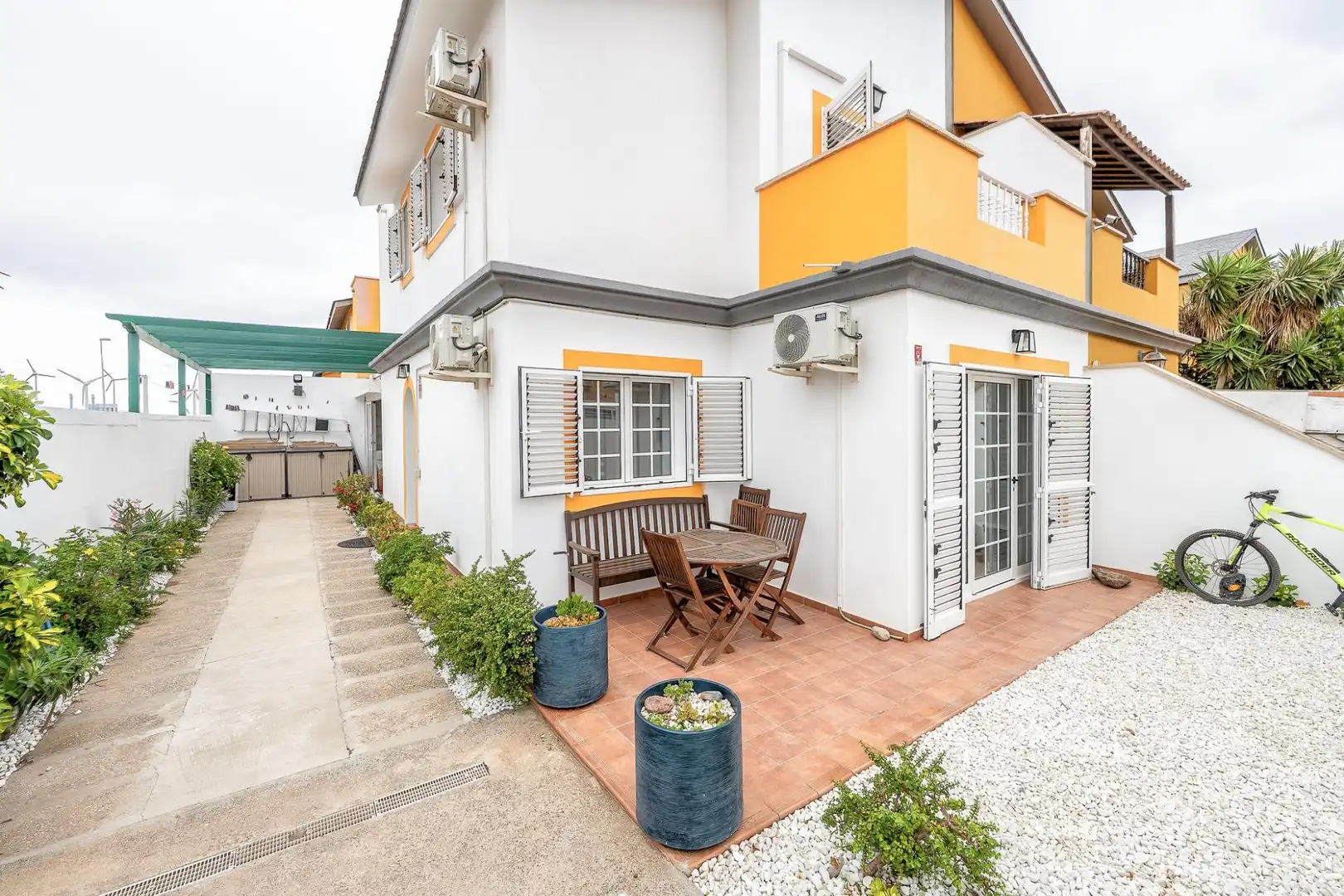 Vista exterior de Casa adosada en venta en San Bartolomé de Tirajana con Aire acondicionado, Jardín privado y Terraza