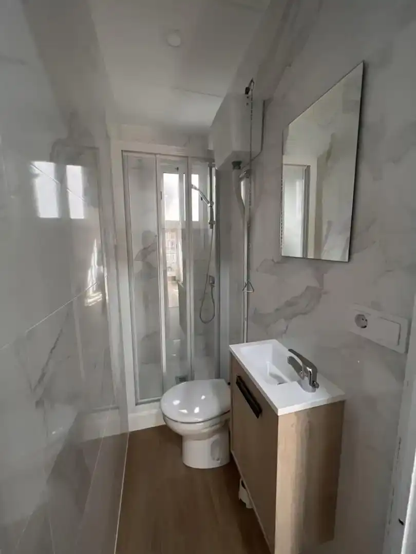 Bathroom of Flat for share in Mislata  with Parquet flooring, Furnished and Oven