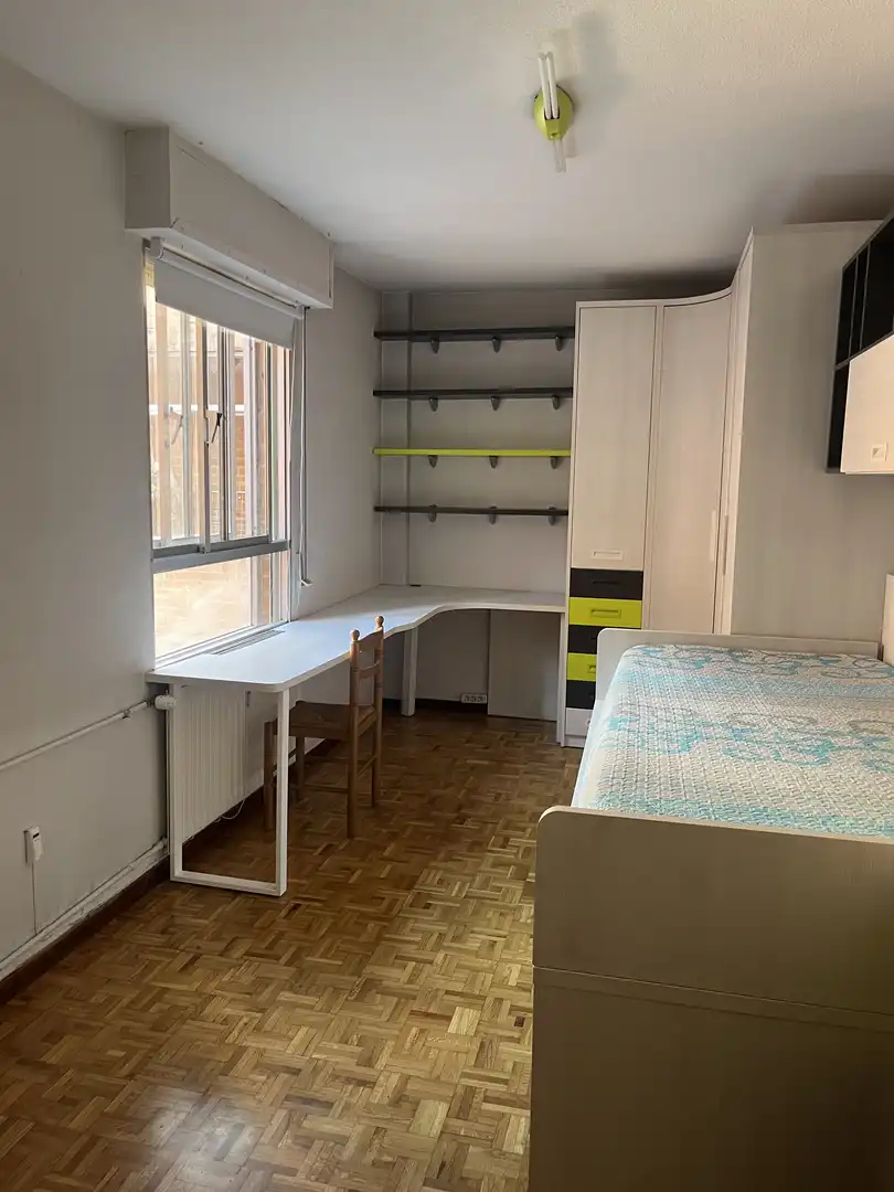 Dormitori de Pis en venda en Soria Capital  amb Parquet, Terrassa i Moblat