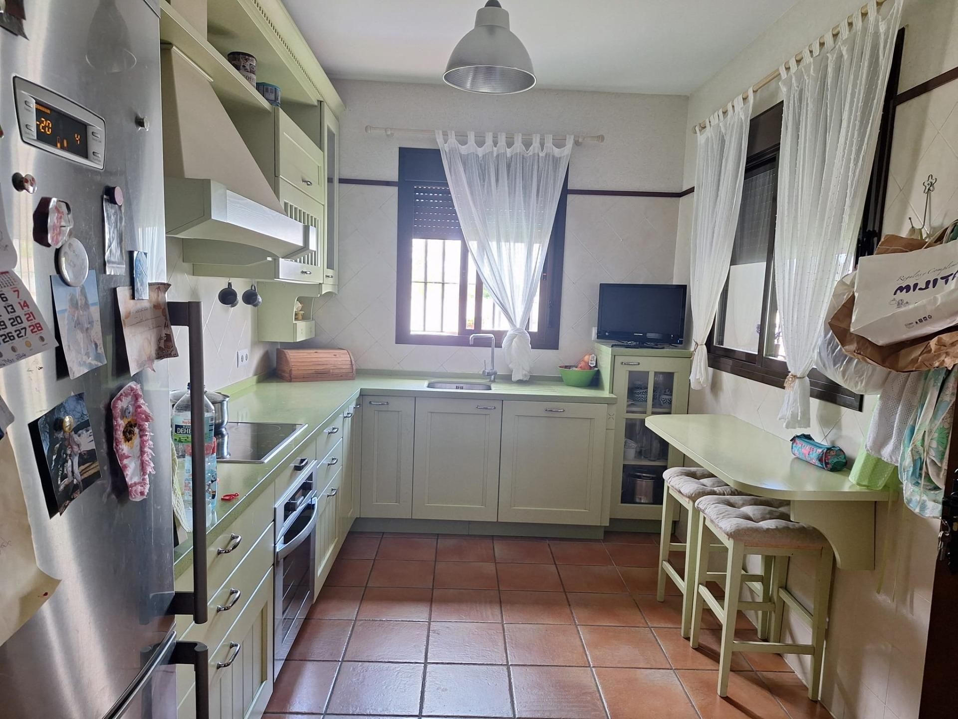 Cuina de Casa o xalet en venda en Chiclana de la Frontera amb Jardí privat, Terrassa i Traster