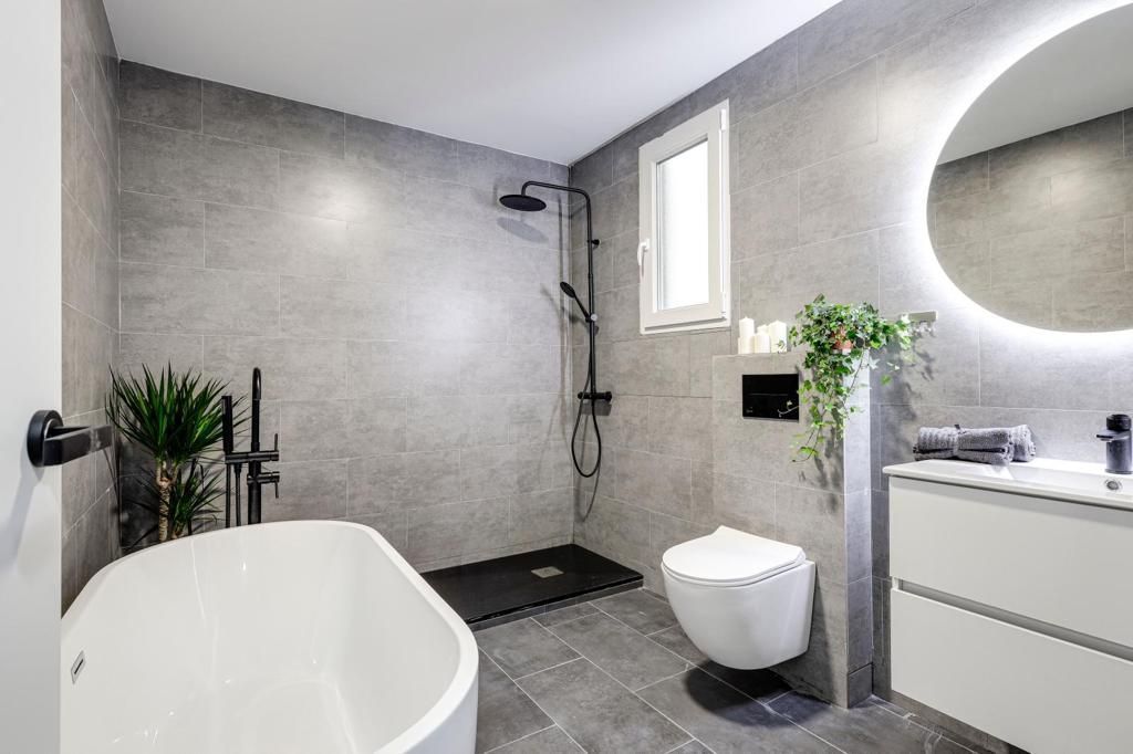 Bathroom of Flat for sale in  Barcelona Capital  with Air Conditioner and Heating