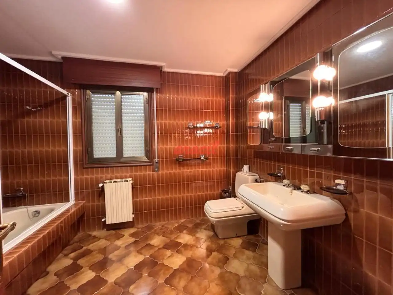 Bathroom of Houses for sale in Ourense Capital   with Heating, Private garden and Parquet flooring