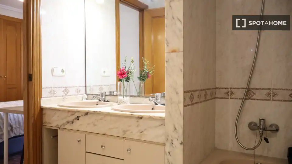 Bathroom of Flat for rent in Valencia  with Air Conditioner, Heating and Furnished