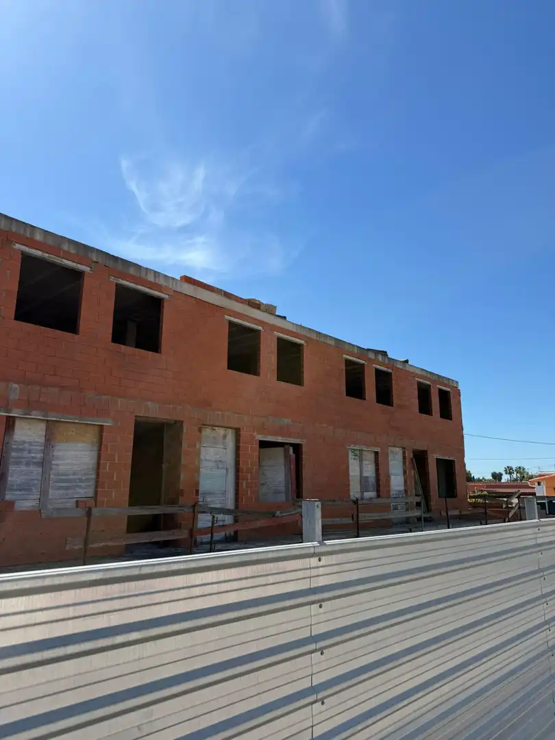Vista exterior de Edifici en venda en Almazora / Almassora