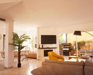Sala d'estar de Casa adosada en venda en Marbella amb Aire condicionat, Terrassa i Balcó