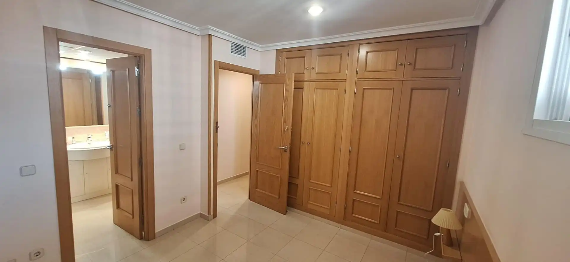 Habitación de Apartamento de alquiler en Benidorm con Aire acondicionado, Jardín privado y Amueblado