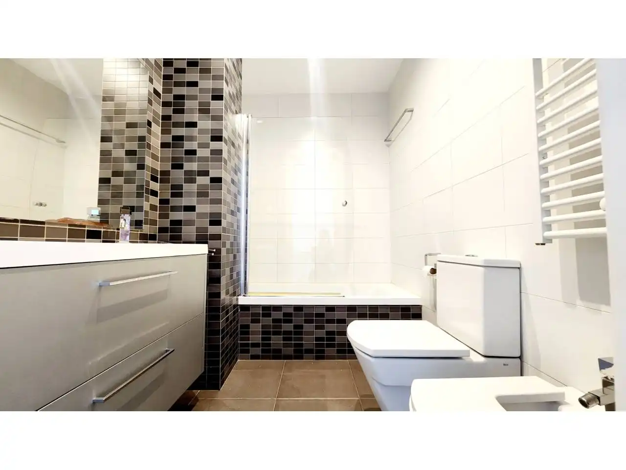 Badezimmer von Einfamilien-Reihenhaus zum Verkauf in Sabadell mit Klimaanlage, Heizung und Terrasse