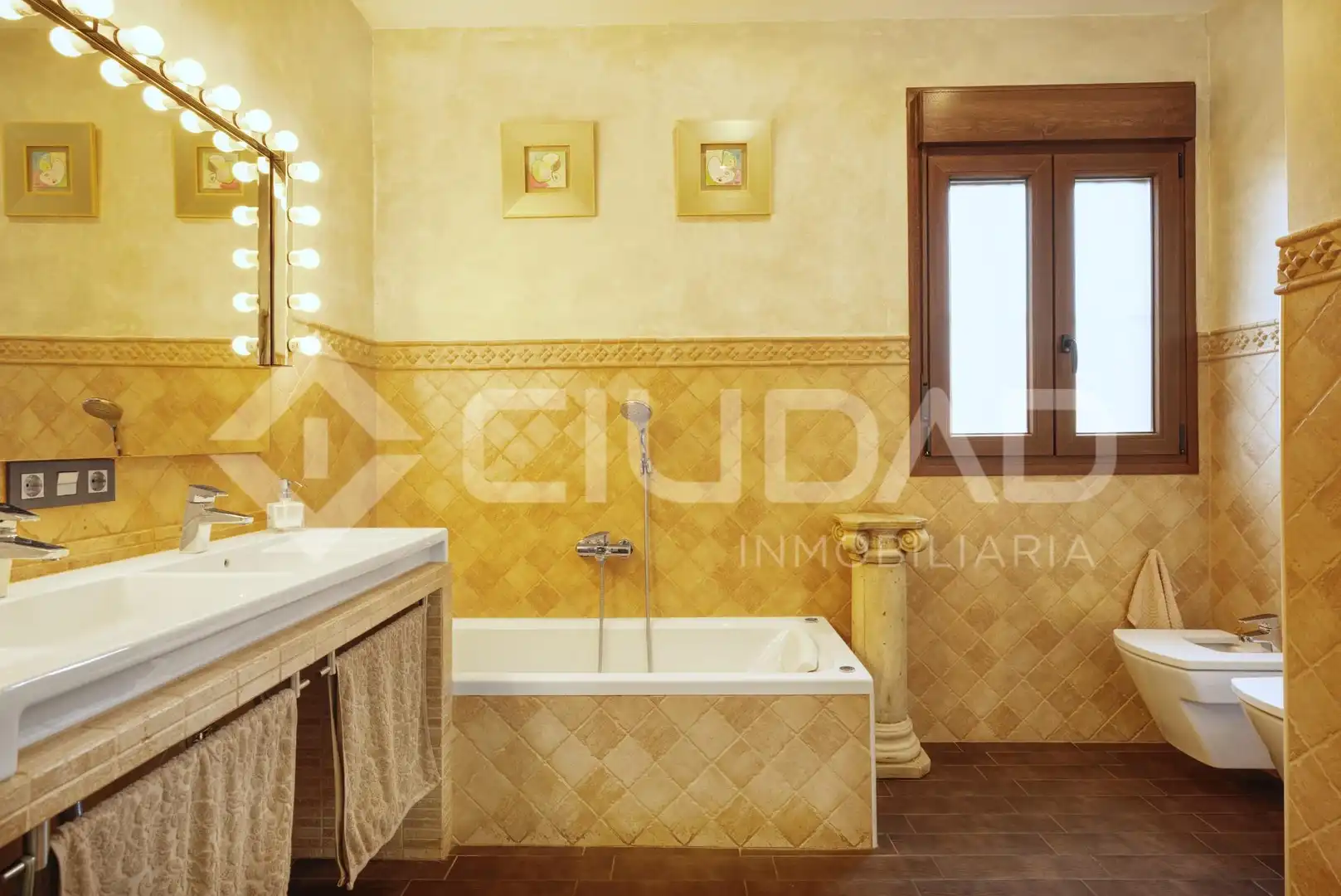 Bany de Casa o xalet en venda en Castilleja de la Cuesta amb Aire condicionat, Jardí privat i Terrassa