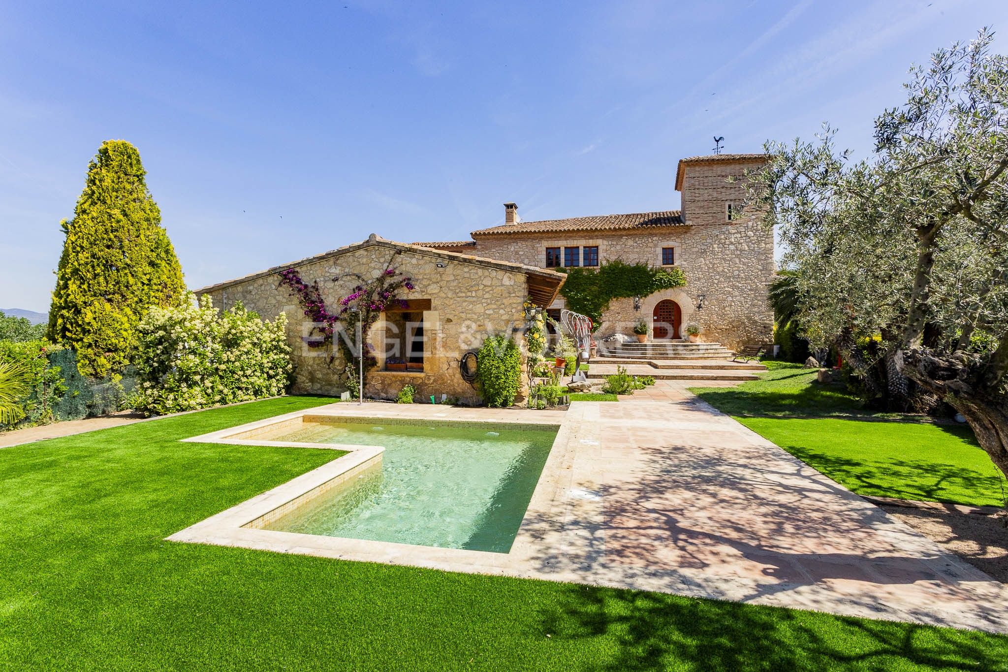 Vista exterior de Finca rústica en venda en Castellet i la Gornal amb Aire condicionat, Calefacció i Jardí privat