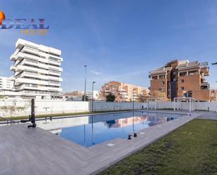 Piscina de Pis en venda en  Granada Capital amb Calefacció, Terrassa i Traster