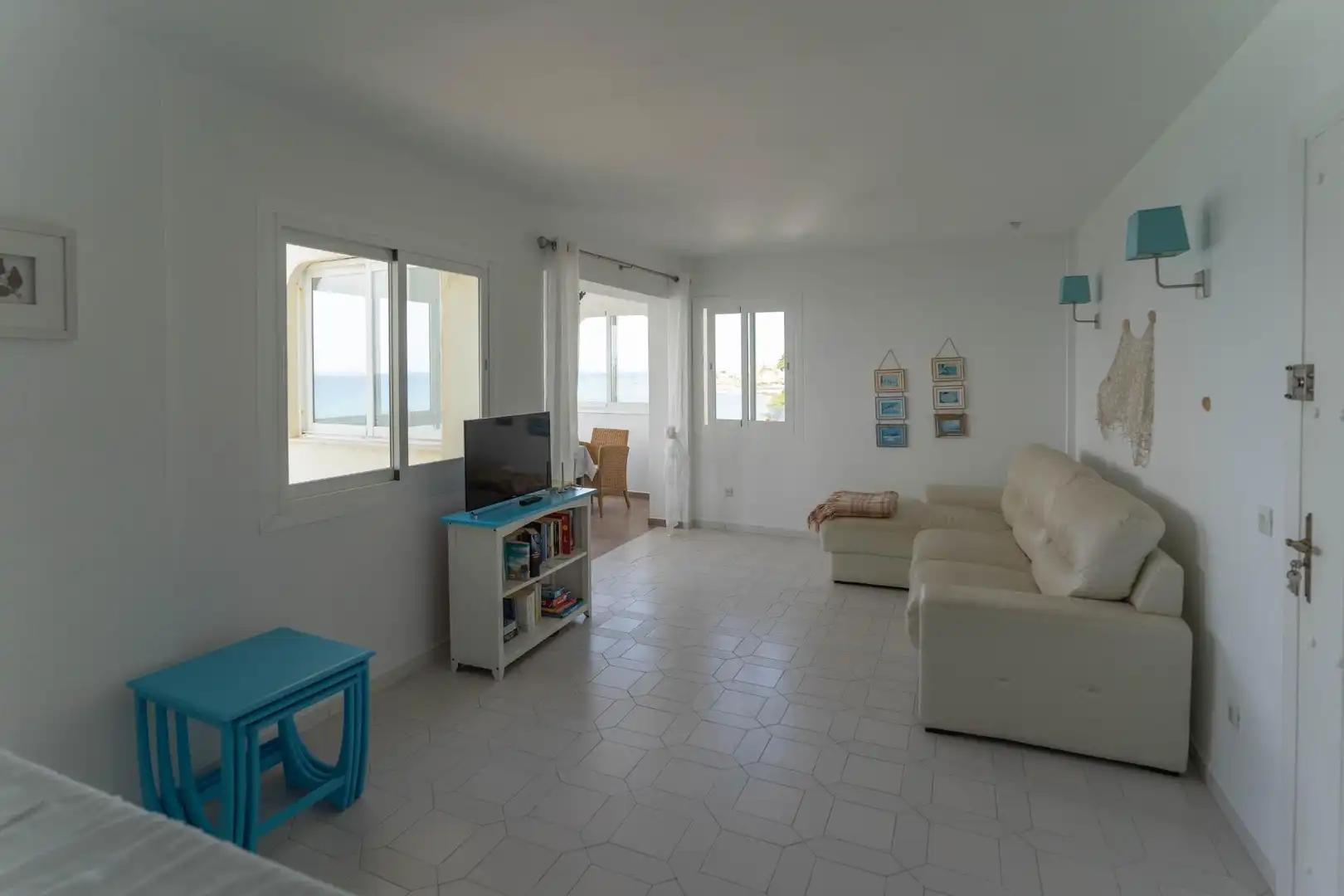 Sala d'estar de Pis de lloguer en Mijas amb Aire condicionat, Calefacció i Jardí privat