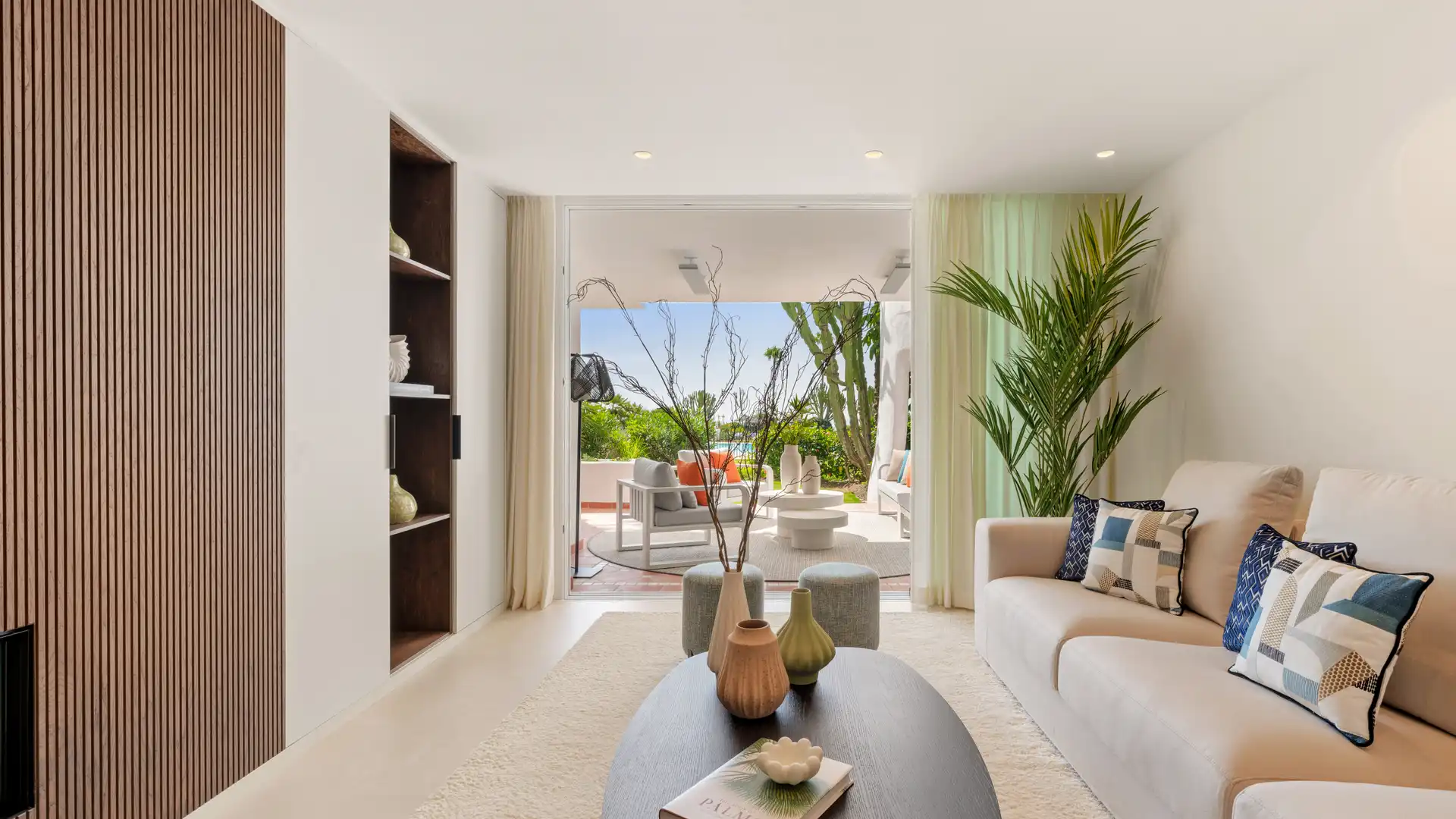 Sala de estar de Apartamento en venta en Estepona con Terraza, Amueblado y Piscina comunitaria