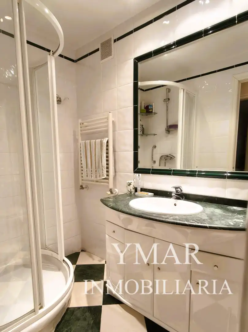 Bathroom of Flat for sale in Móstoles  with Air Conditioner, Heating and Parquet flooring