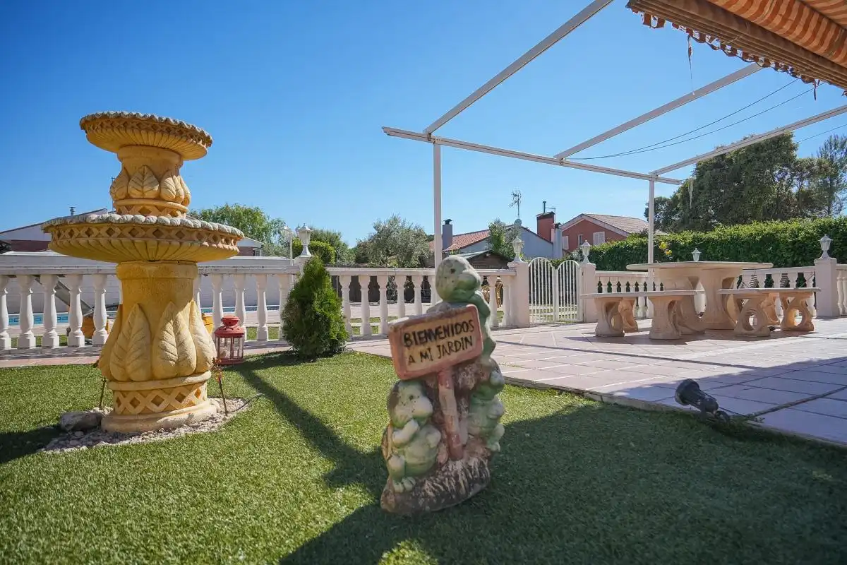 Terrasse von Einfamilien-Reihenhaus zum Verkauf in Pioz mit Klimaanlage, Heizung und Privatgarten