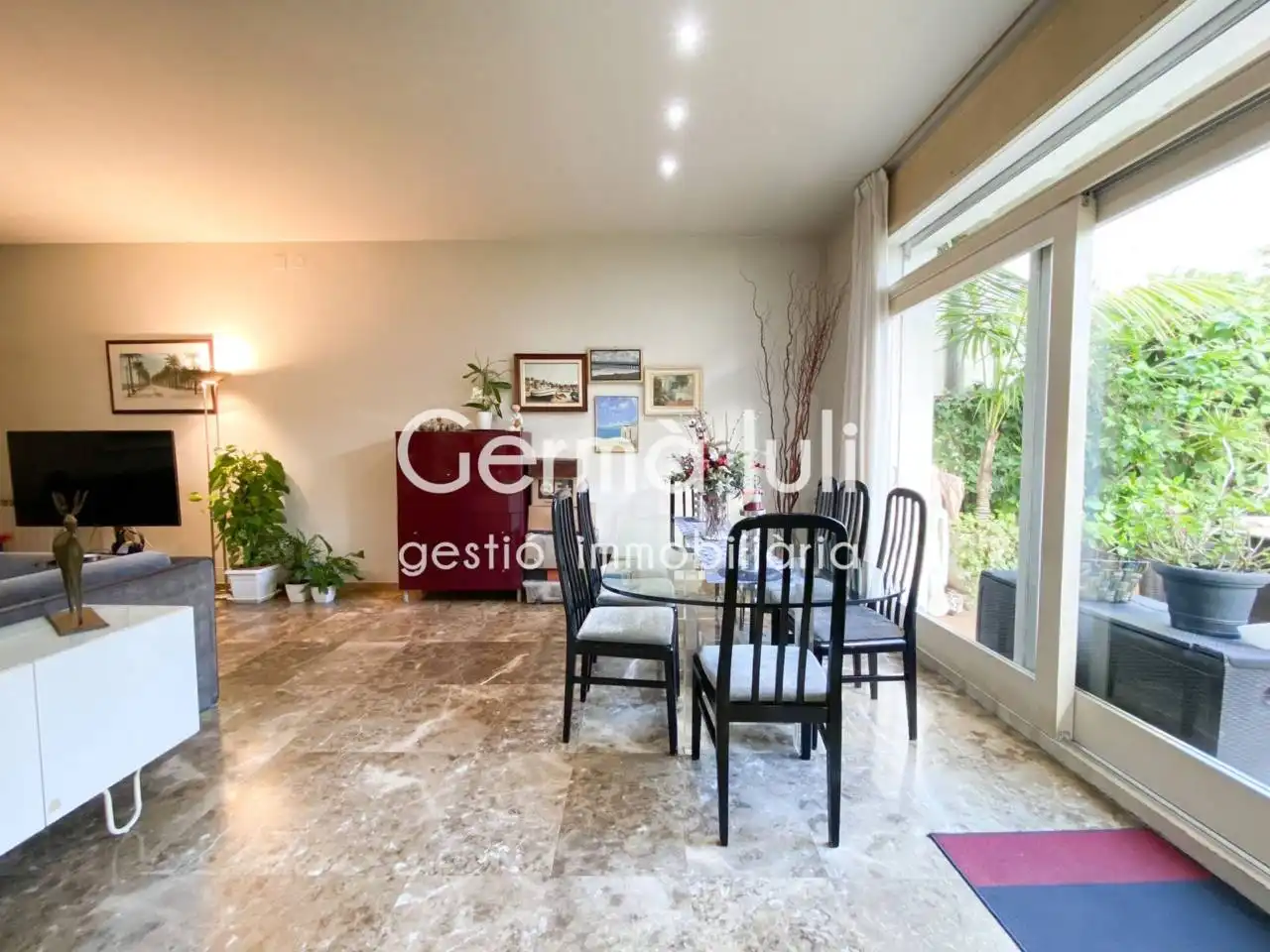 Esszimmer von Einfamilien-Reihenhaus zum Verkauf in Badalona mit Klimaanlage, Heizung und Privatgarten