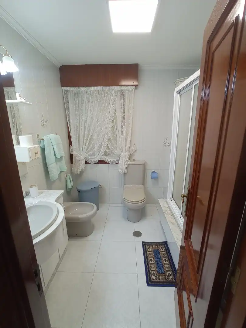 Baño de Piso de alquiler en Carballo con Calefacción, Trastero y Amueblado