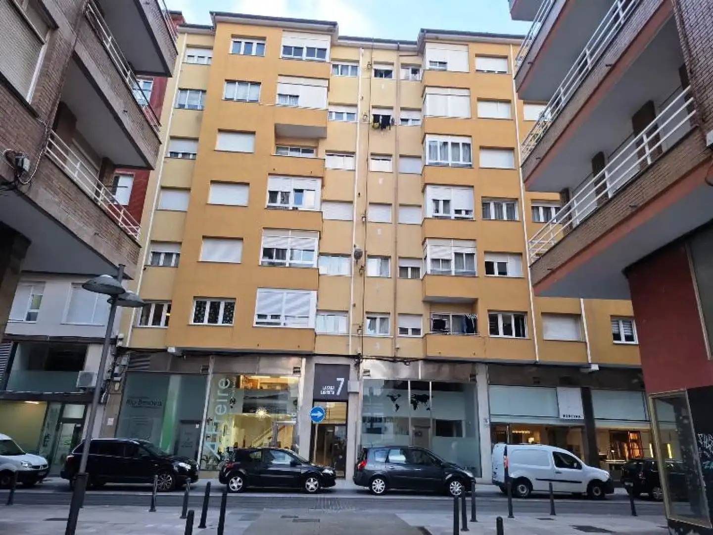 Außenansicht von Wohnung zum Verkauf in Torrelavega  mit Heizung, Parkett und Abstellraum