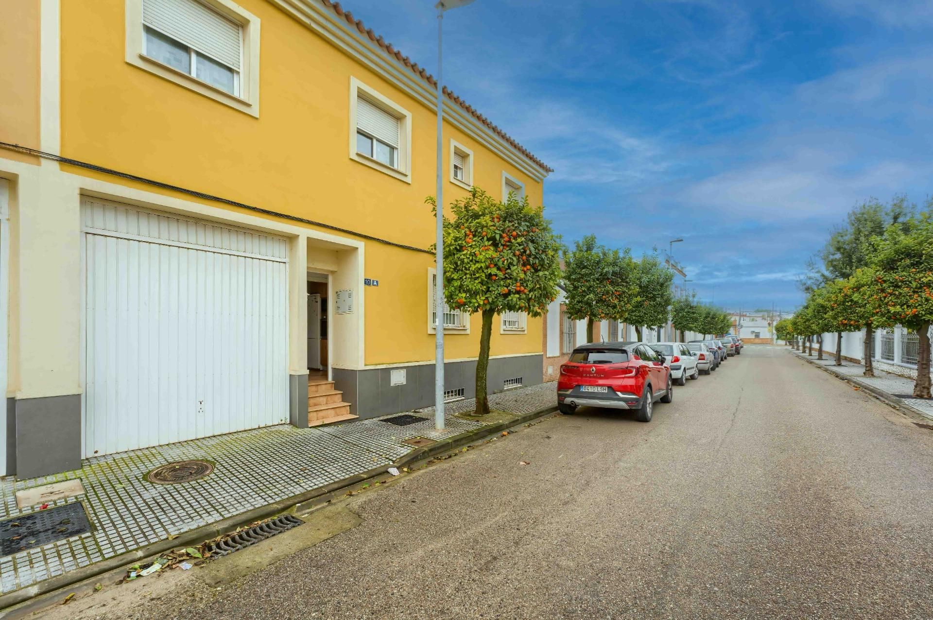 Vista exterior de Casa adosada en venda en Bollullos de la Mitación amb Aire condicionat