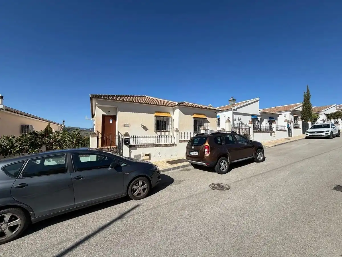 Chalet con piscina en venta en Alcaucín, imagen 2