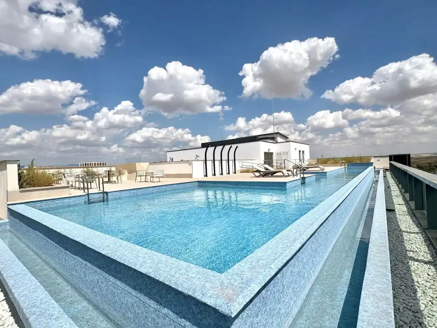 Schwimmbecken von Loft zur Miete in La Moraleja mit Klimaanlage, Schwimmbad und Möbliert
