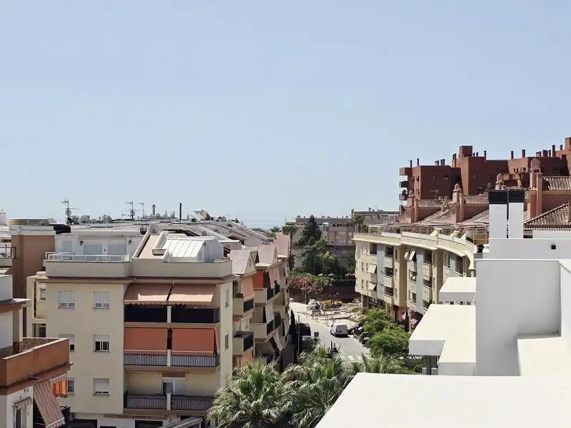 Vista exterior de Àtic de lloguer en Estepona amb Aire condicionat, Terrassa i Piscina