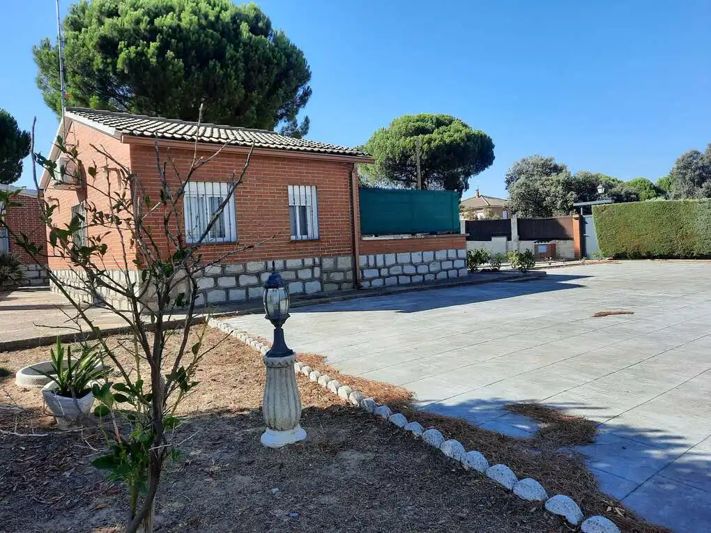 Vista exterior de Casa o xalet en venda en Escalona amb Aire condicionat, Calefacció i Jardí privat
