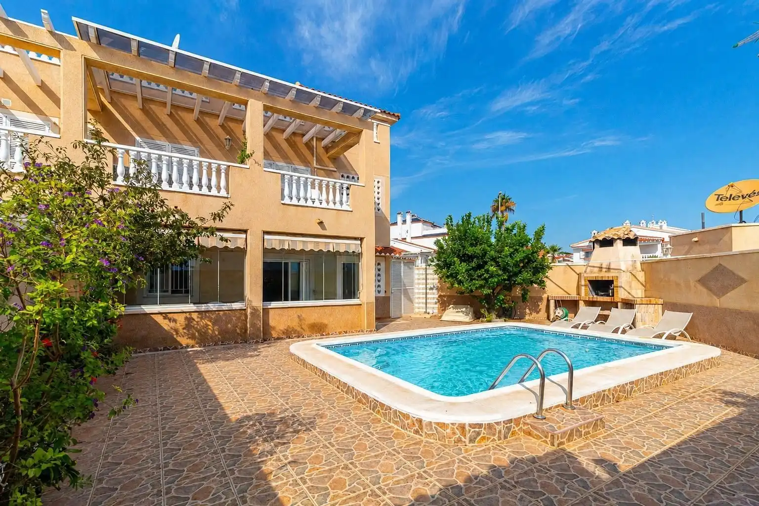 Vista exterior de Casa o xalet en venda en Orihuela amb Aire condicionat, Jardí privat i Terrassa