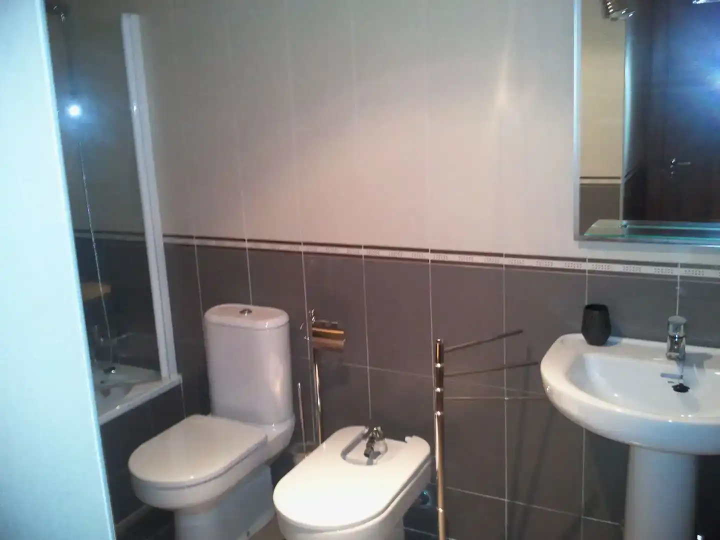 Badezimmer von Maisonette zur Miete in Gozón mit Parkett und Möbliert