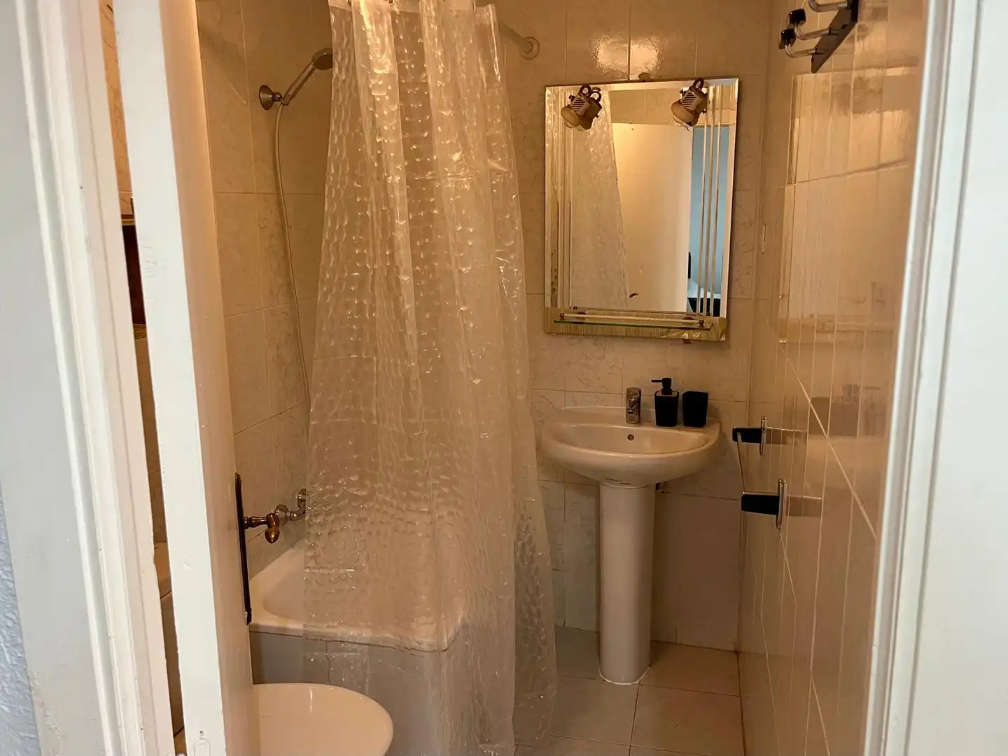 Badezimmer von Wohnung zum Verkauf in Madrid mit Heizung, Waschmaschine und Fernseher