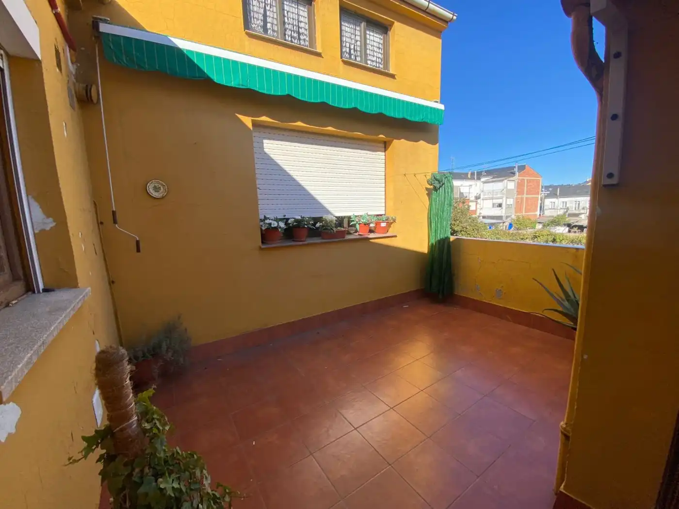 Vista exterior de Casa o xalet en venda en Ponferrada amb Calefacció, Terrassa i Traster
